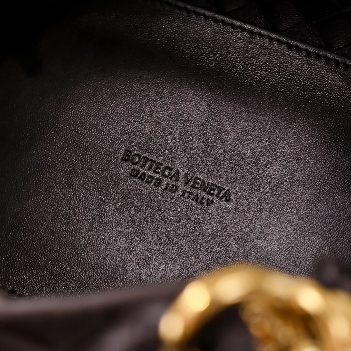 Batch 2060 BOTTEGA VENETA 2025 Autumn New Product Medium Parachuta The long-awaited new medium parachuta is here, with a unique appearance and iconic metal knots, and a whole piece of leather folds the four corners into a parachute shape! The exquisite Knot metal buckle is like putting jewelry on a bag. It is high-end and elegant. Its super capacity can hold all your things! The overall effect of this bag is very different from before. It is neither too delicate to provide a large capacity nor too bulky because of its practicality. It simply provides a perfectly suitable bag for casual and simple people👜 Style number: 5921 Size: 29.5*18.5*17.5cm
